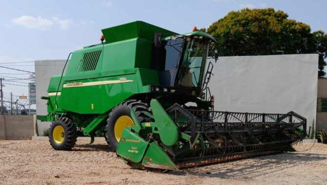 COLHEITADEIRA JD1550