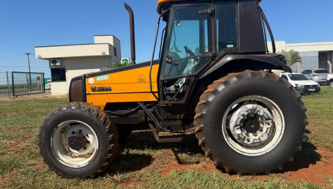 TRATOR VALTRA 900