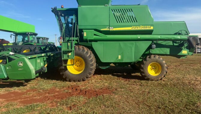 COLHEITADEIRA JD 1550