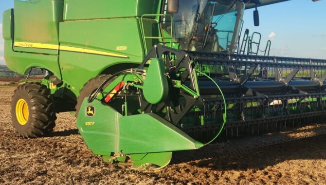 COLHEITADEIRA JD S550