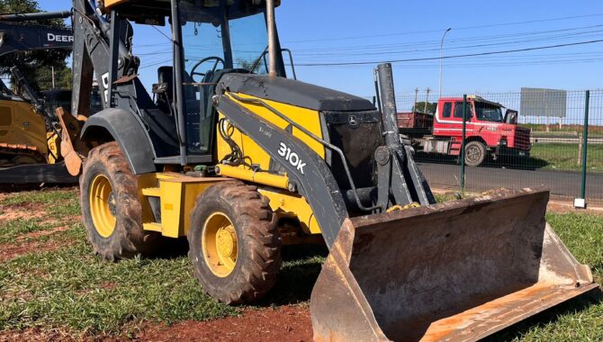 RETROESCAVADEIRA JOHN DEERE 310K