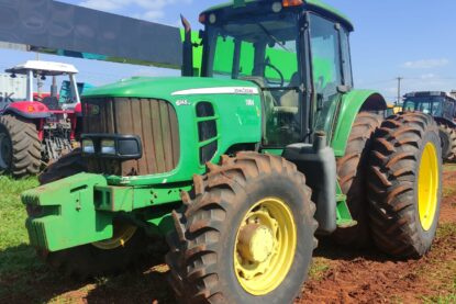 Trator John Deere 6145J – 2012