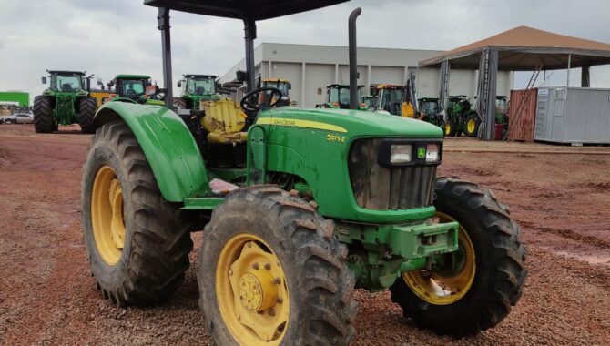Trator John Deere 5075E – 2010